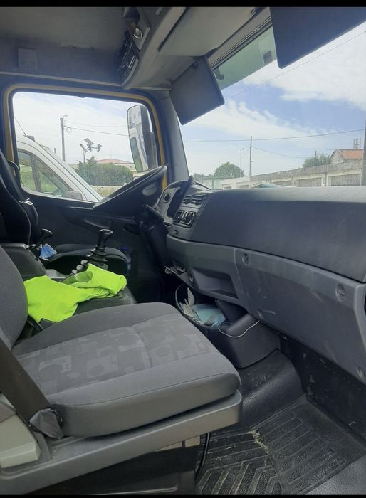Mercedes Atego 818 Pronto Socorro tranporta 3 Carros.