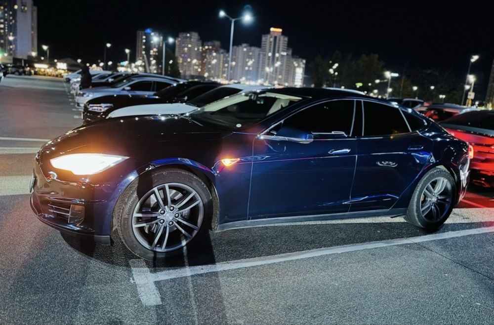 Tesla model s. Тесла модел с
