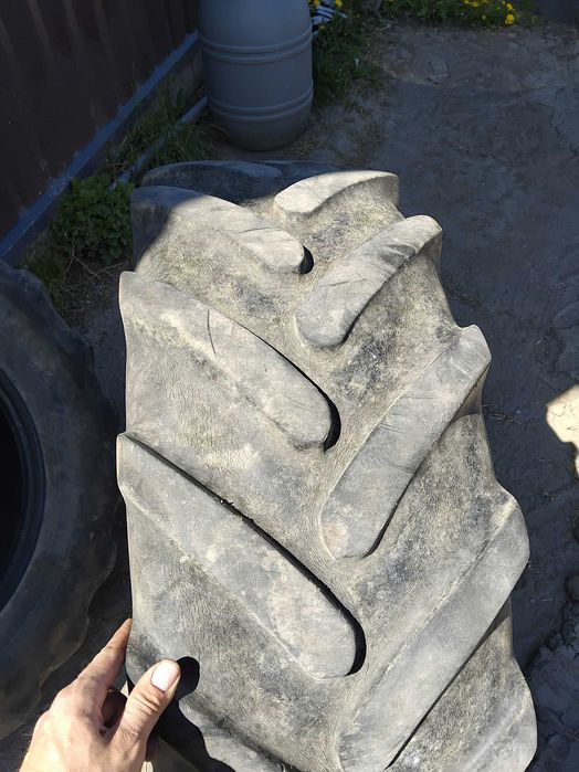 Opony 360/70/24 stan dobry dwie sztuki