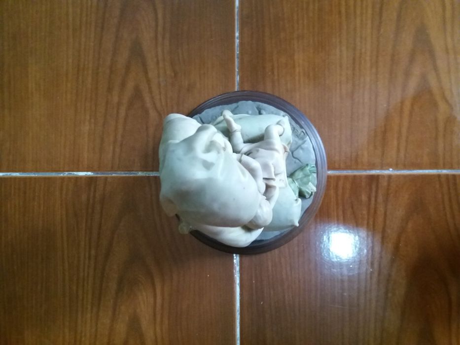 Estatueta / Estátua / Bibelô Decorativa / Mãe Pobre em marfinite