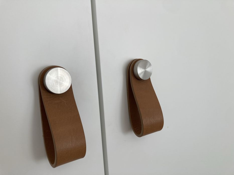 Puxador inox com tira em pele da JNF 70x22mm