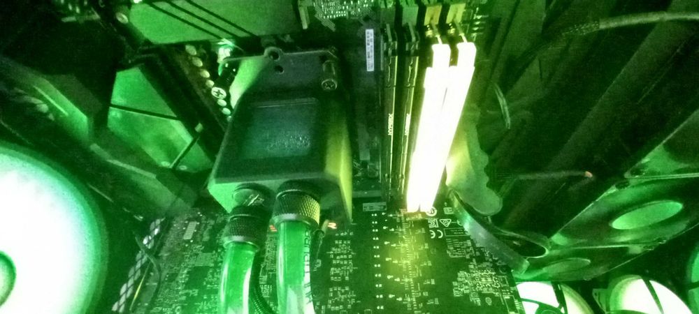 PC–Ryzen 3900X | GTX 1080 Ti | 32 GB RAM | Alphacool Eisbaer 360 AIO