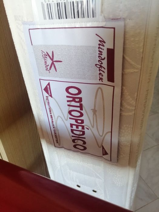 Conjunto quarto de casal em ferro + mesas de cabeceira + cómoda