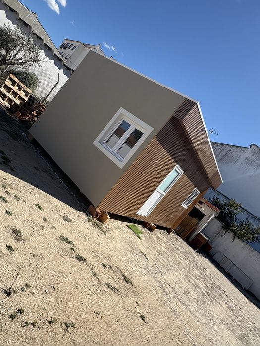 Casa pré-fabricada moderna, ainda em construção