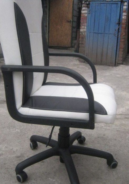 Стул компьютерный офисный в хорошем состоянии все механизмы работают