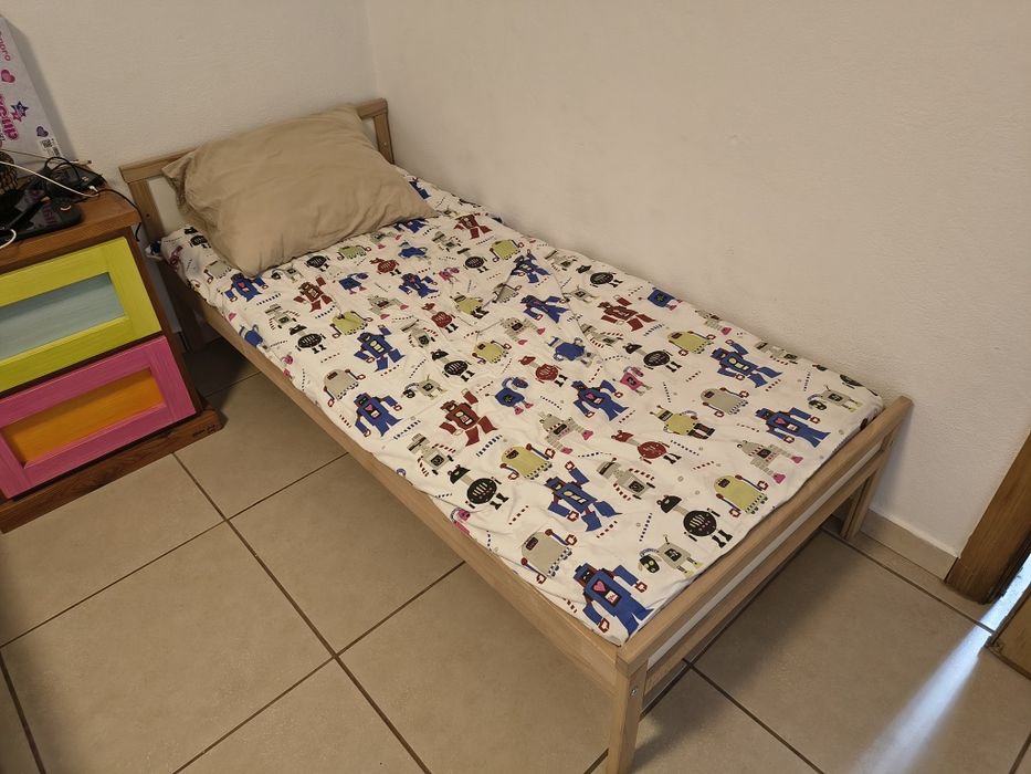 Cama criança SNIGLAR 70x160 cm com proteção lateral, estrado e colchão. Óptimo estado