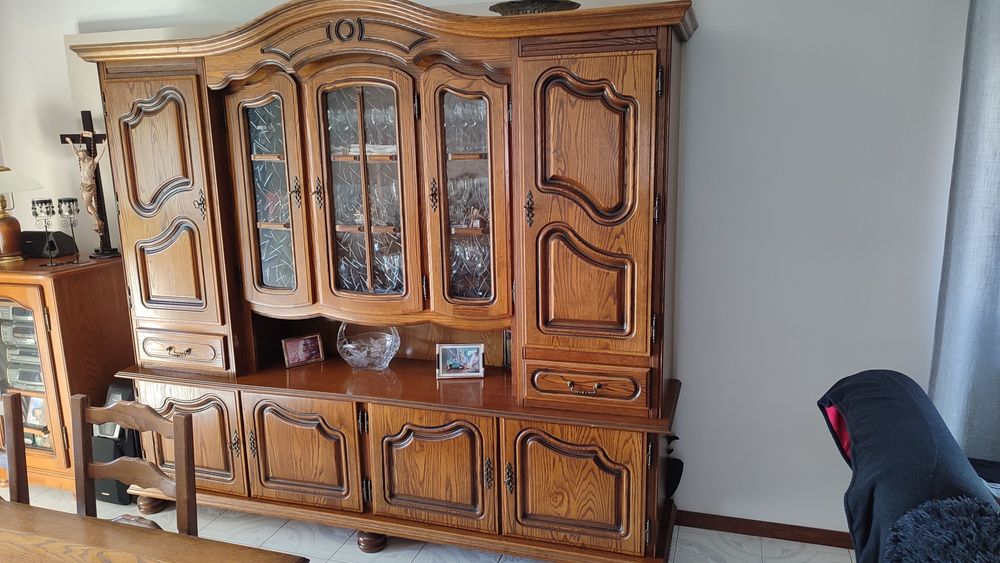 Armários de sala com mesa