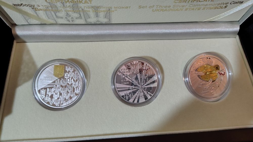Набір із трьох срібних  монет `Державні символи України`у футлярі'
