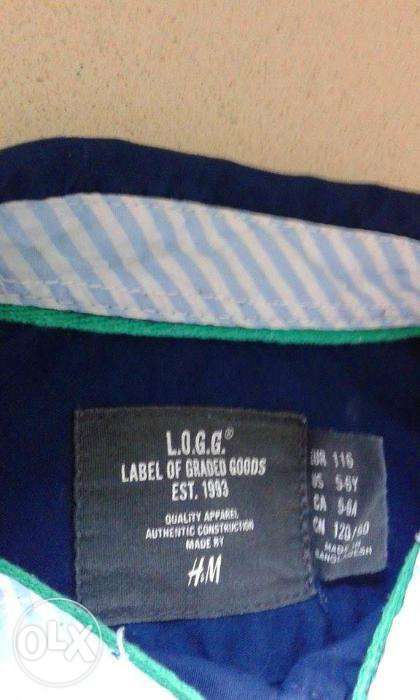 Camisa H&M marinho como NOVA