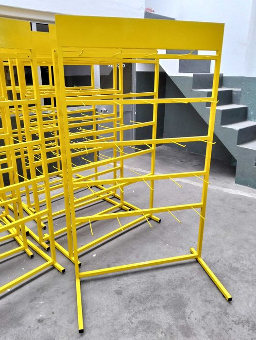 Expositores Metálicos Amarelo com Ganchos – 1,65 m x 1 m