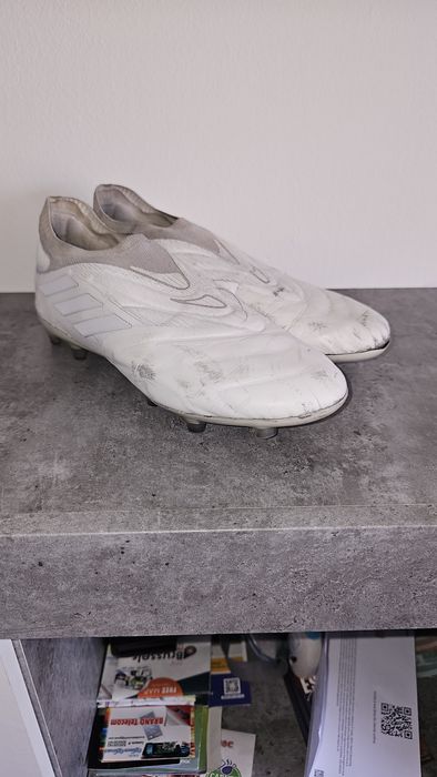 Chuteiras de Futebol Adidas Sem Atacadores Branco/Cinzento - Homem Tam. US 8.5 / EU 42
​Preço: €50