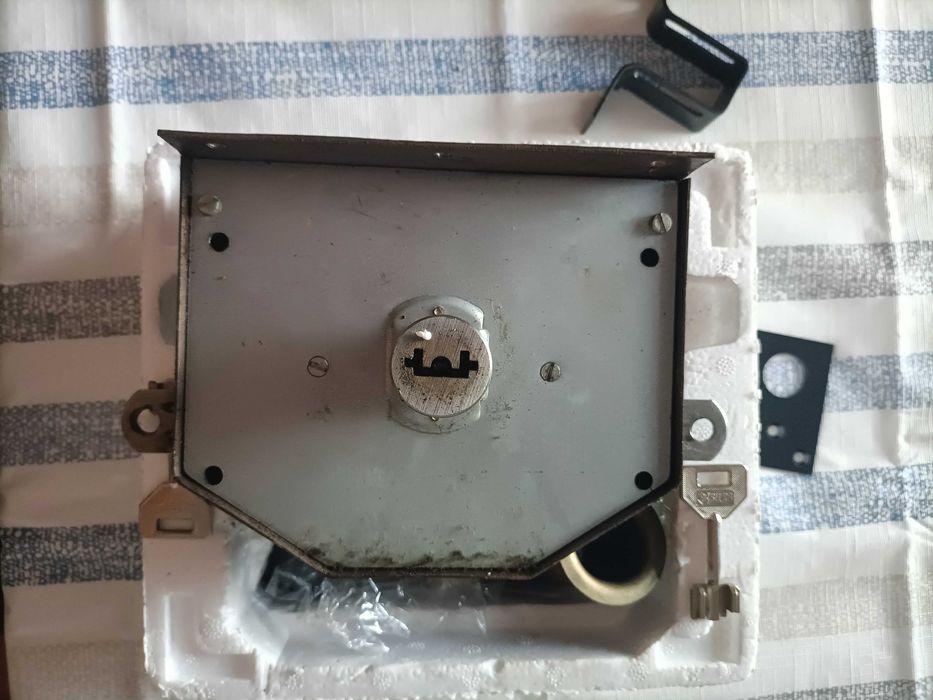 Fechadura  de trancas de porta de rua