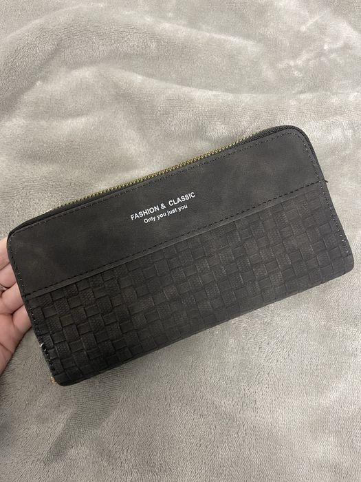 чорний гаманець вмісткий