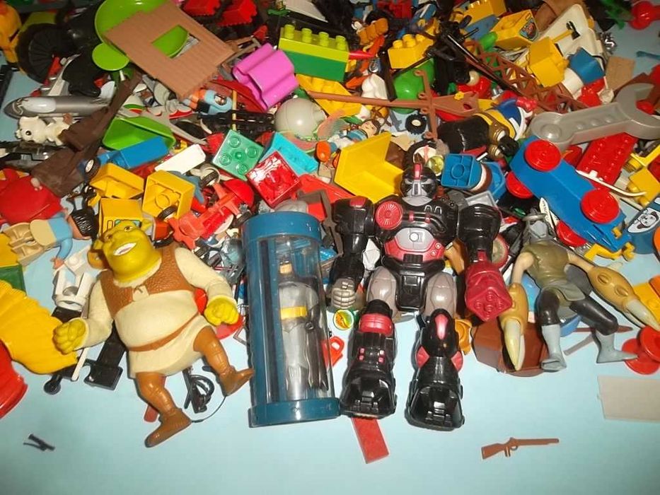 Centenas de bonecos e peças diversas, LEGO, brindes, e muito mais.