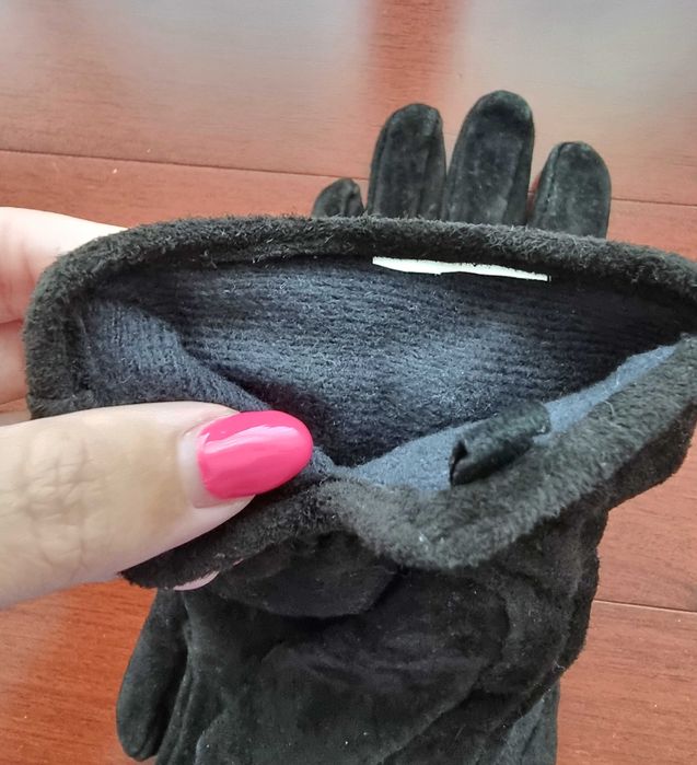 Luvas pretas com detalhe no pulso