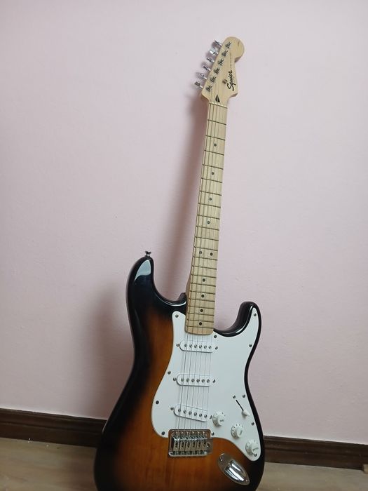 Guitarra elétrica Fender + amplificador + capotraste + capa
