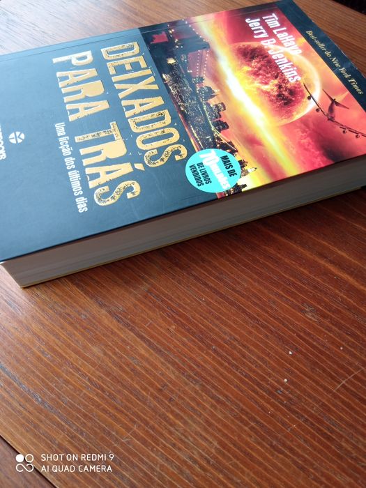 Livro ficção Deixados para trás