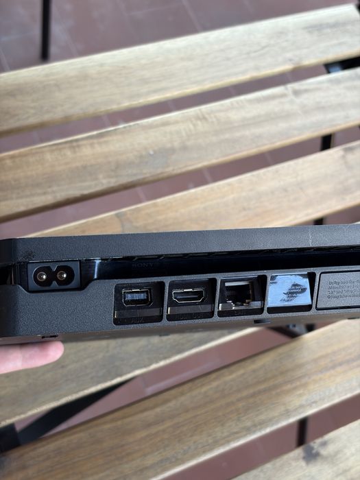 Playstation 4 com comando preto
