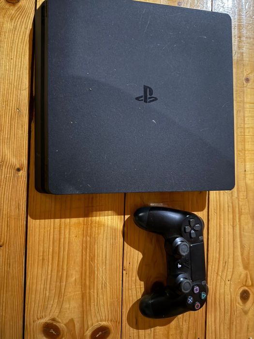 Vendo ps4 com comando original