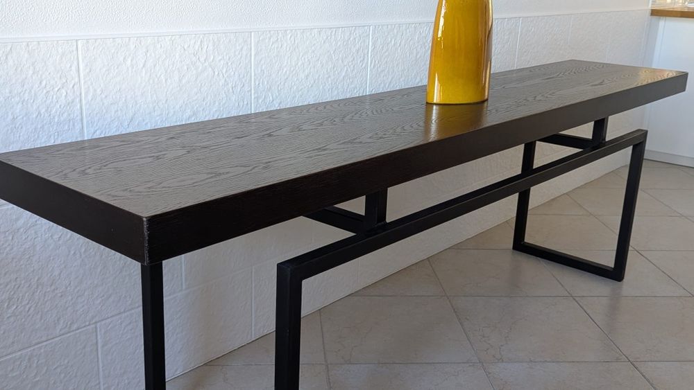 Consola Minimalista de Design – Carvalho Negro e Metal – Estado Impecável