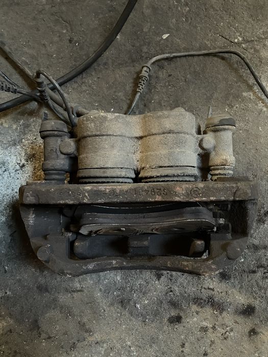 Суппорт передній двокатковий спарка лівий правий Sprinter W906  516