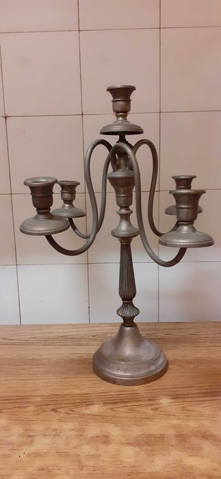 Candelabro antigo em estranho
