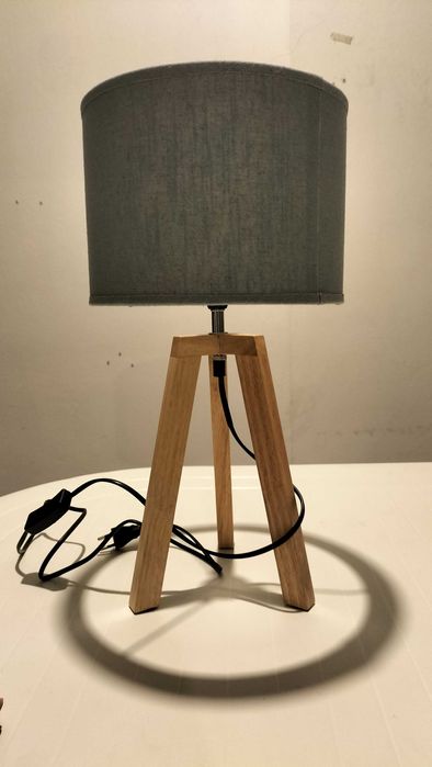 Candeeiro com pé de madeira