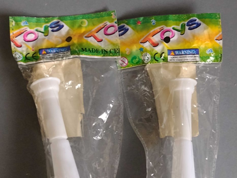 Trąbki Plastikowe Zabawkowe  Nieużywane - para