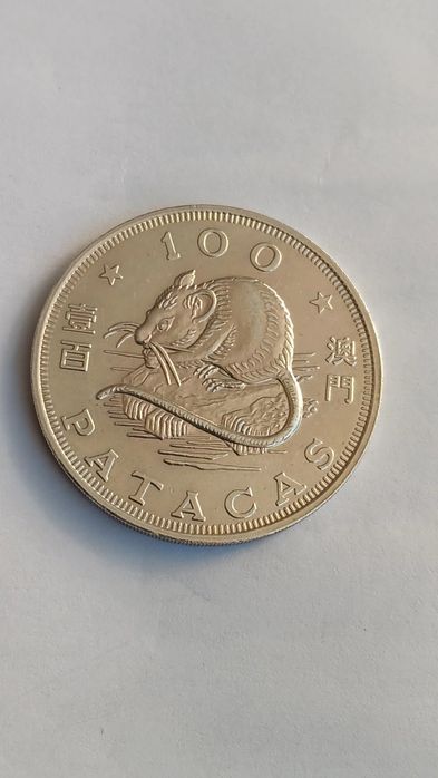 Moedas de 100 patacas. Diversos valores