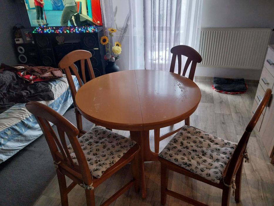 Stół z 4 krzesłami