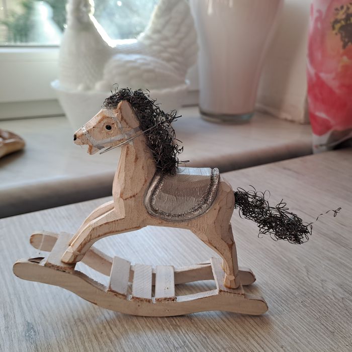 Drewniany konik na biegunach zabwka.