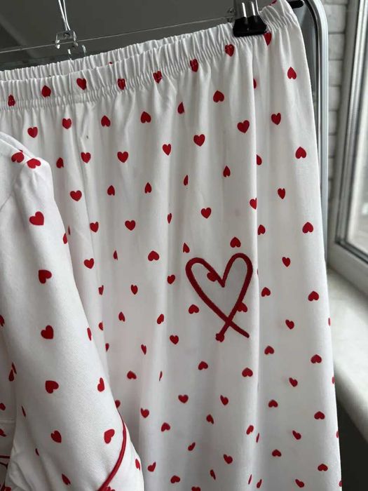 Біла жіноча піжама з червоними сердечками