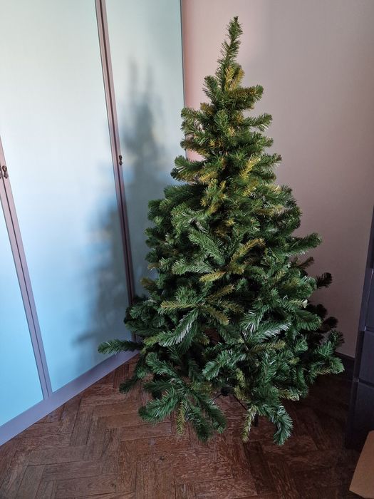 Árvore de Natal com 1m e 55cm altura e 95cm de largura