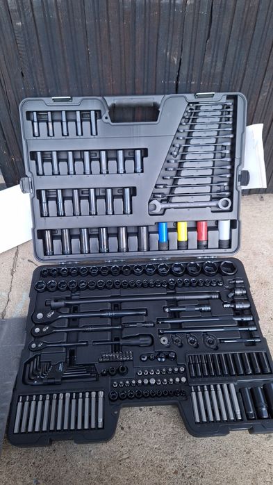 Zestaw kluczy nasadowych i grzechotkowych Halfords Advanced 200 elemen