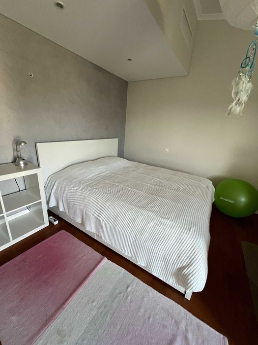 Cama de casal IKEA 160 × 200 com estrado e colchão recente