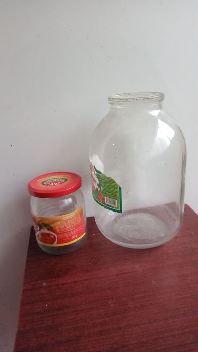 Бутыля 3 л, банки 0.5 л.