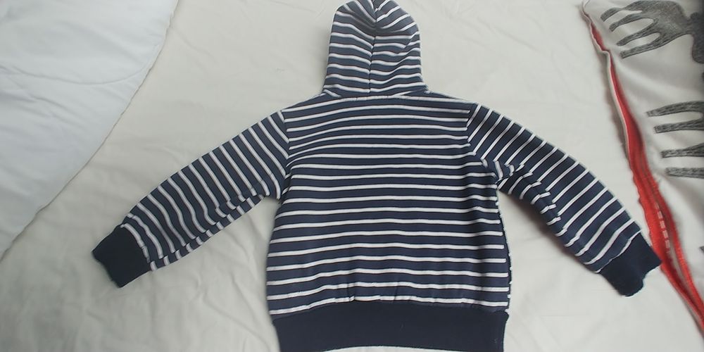 Bluza z kapturem rozmiar 98-104.