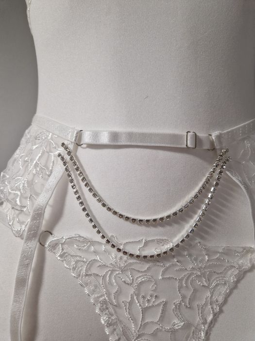 Biały komplet bielizny  w lilie