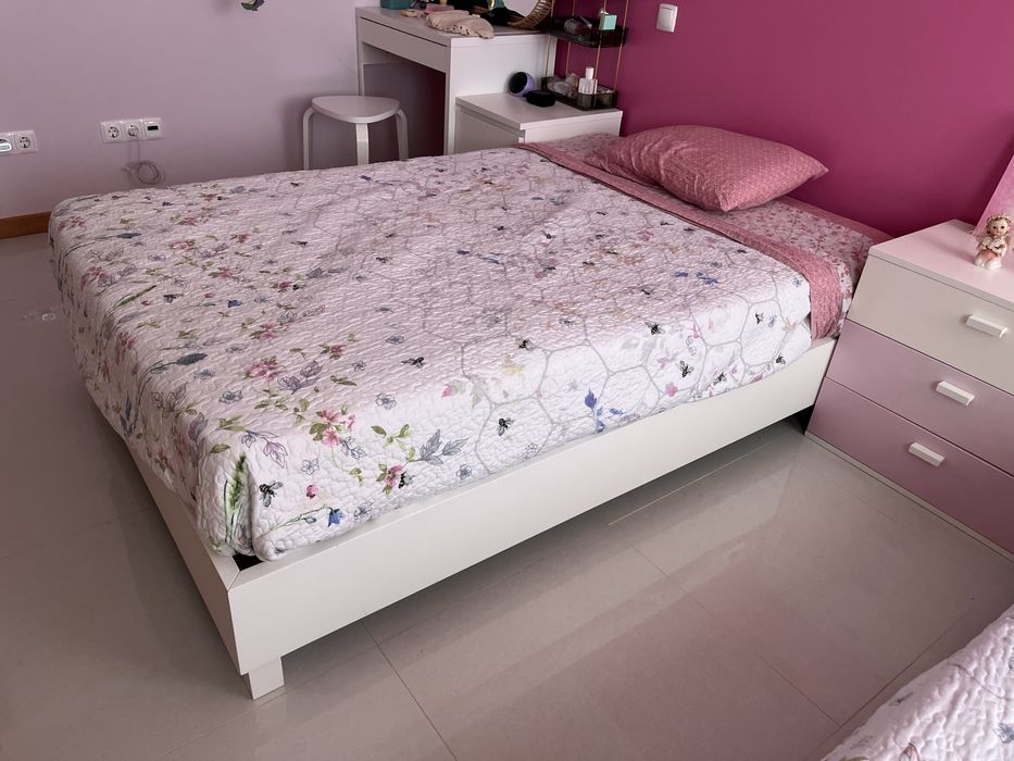 Mobilia de quarto completo com duas camas