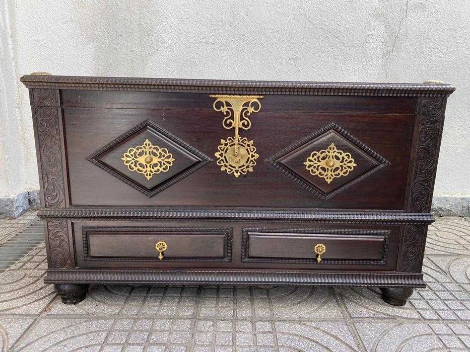 Arca de Madeira com Decoração Dourada