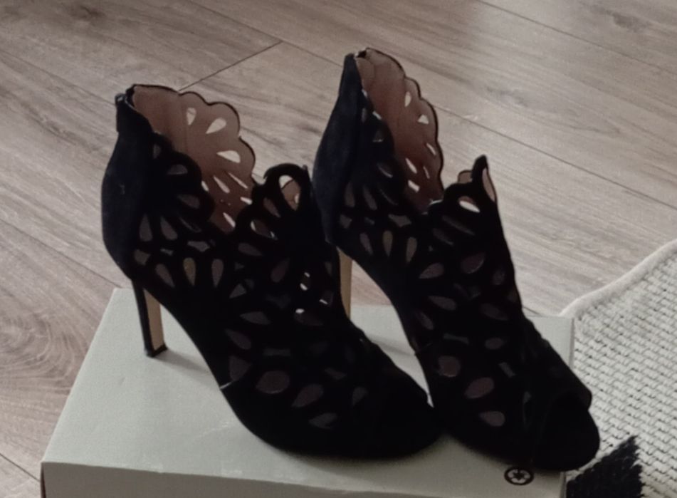 Szpilka czarna ażurowa