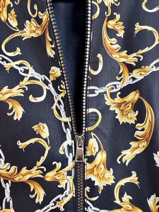Шкіряний бомбер у стилі Versace
