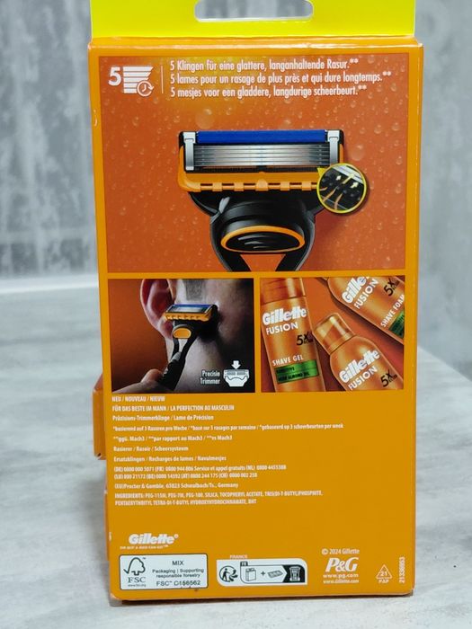 набір для гоління Gillette Fusion 5, що включає бритву та 4  касети