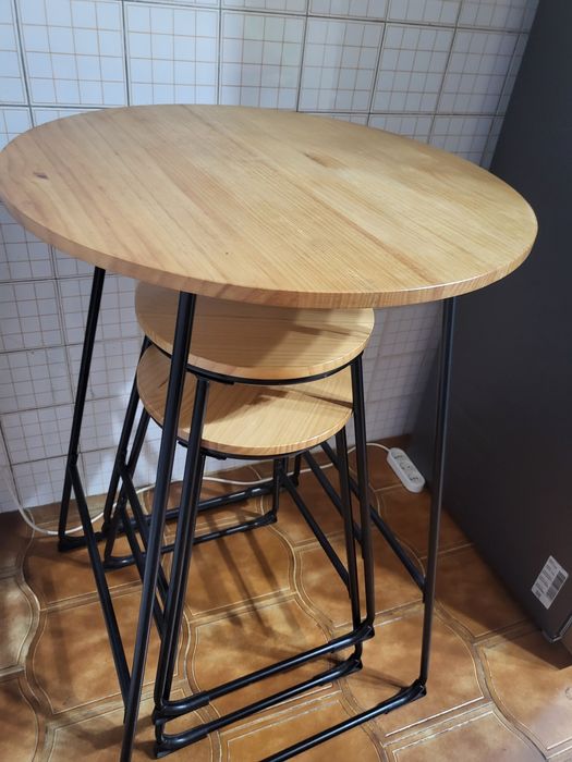 Mesa alta com 2 bancos