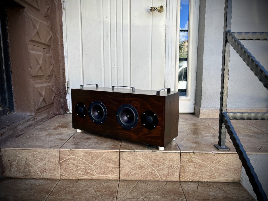 Referencyjny głośnik aktywny w kolorze czekoladowym, o mocy 2x35 Wat