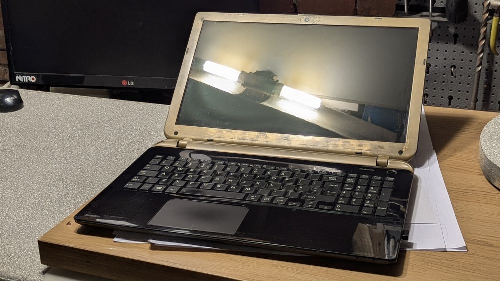 Toshiba Satellite L-50 / i5 4210u 1.7ghz / 8gb ram / ssd / win10  / bez bariera