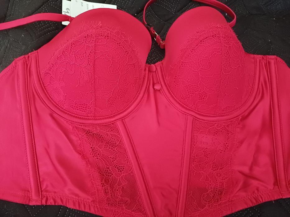 Corpete vermelho com etiqueta