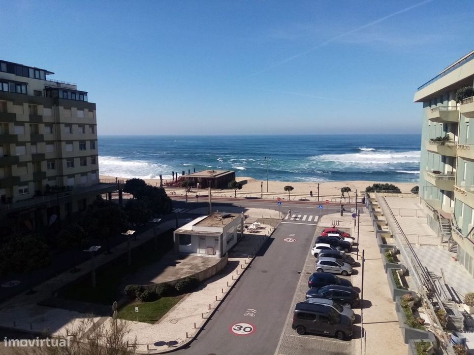 Apartamento T4 totalmente remodelado, localizado junto à praia.