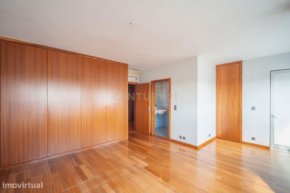 T5+1 Duplex em Linda-a-Velha com 291 m² úteis, 5 estacionamentos e vis