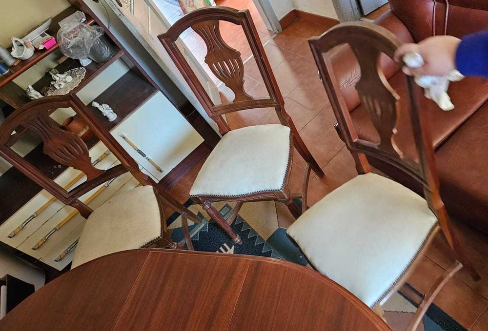 Mesa redonda, abre para oval com quatro cadeiras